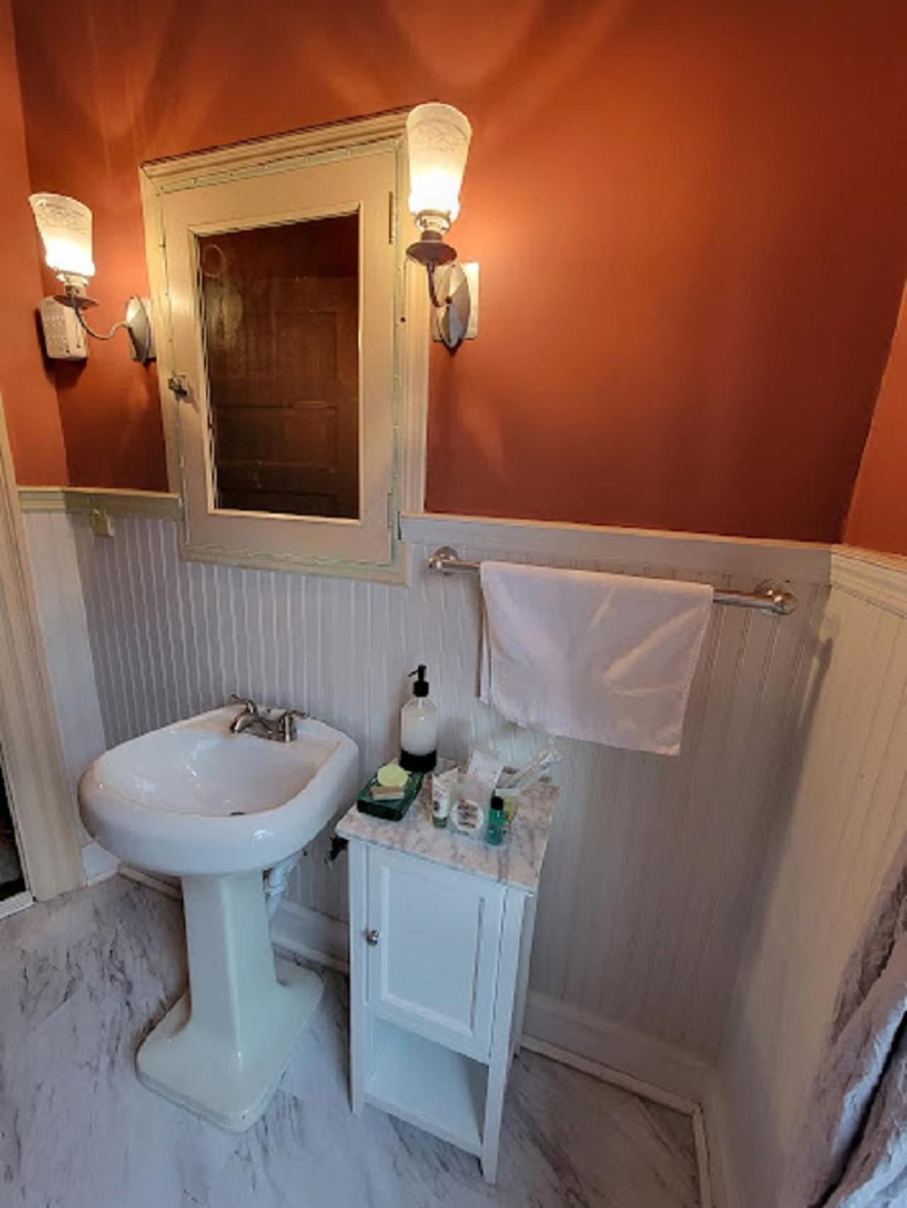 The Kings Throne Inn And Guest House Толедо Экстерьер фото